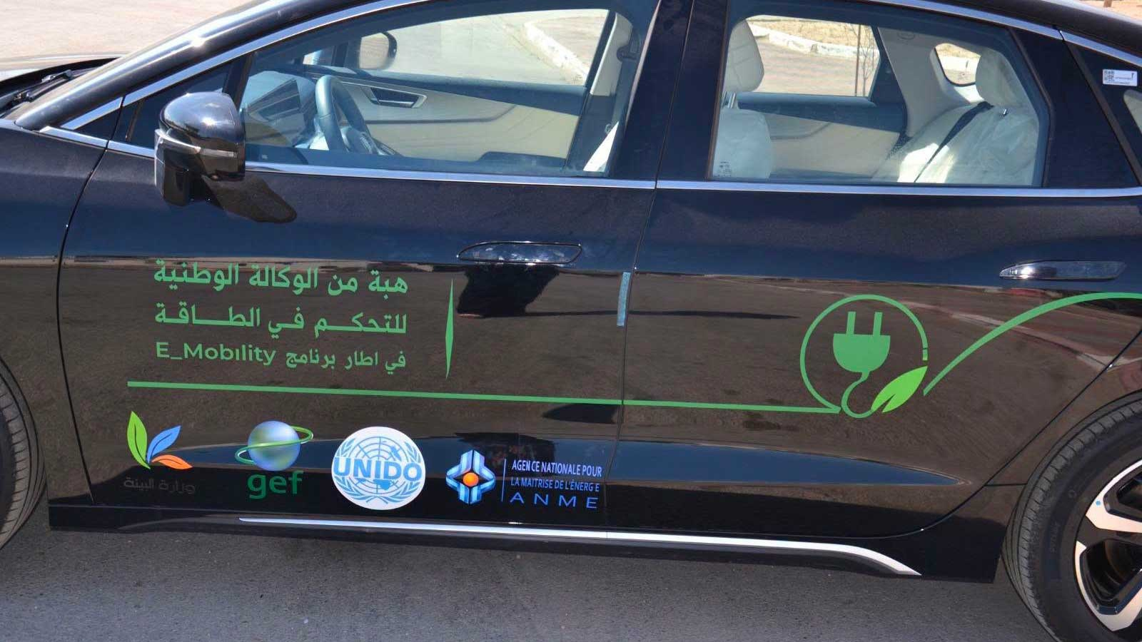 Cinq voitures électriques remises à des municipalités pilotes à Sfax et Djerba