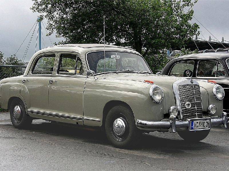 Mercedes-Benz W105 Sedan