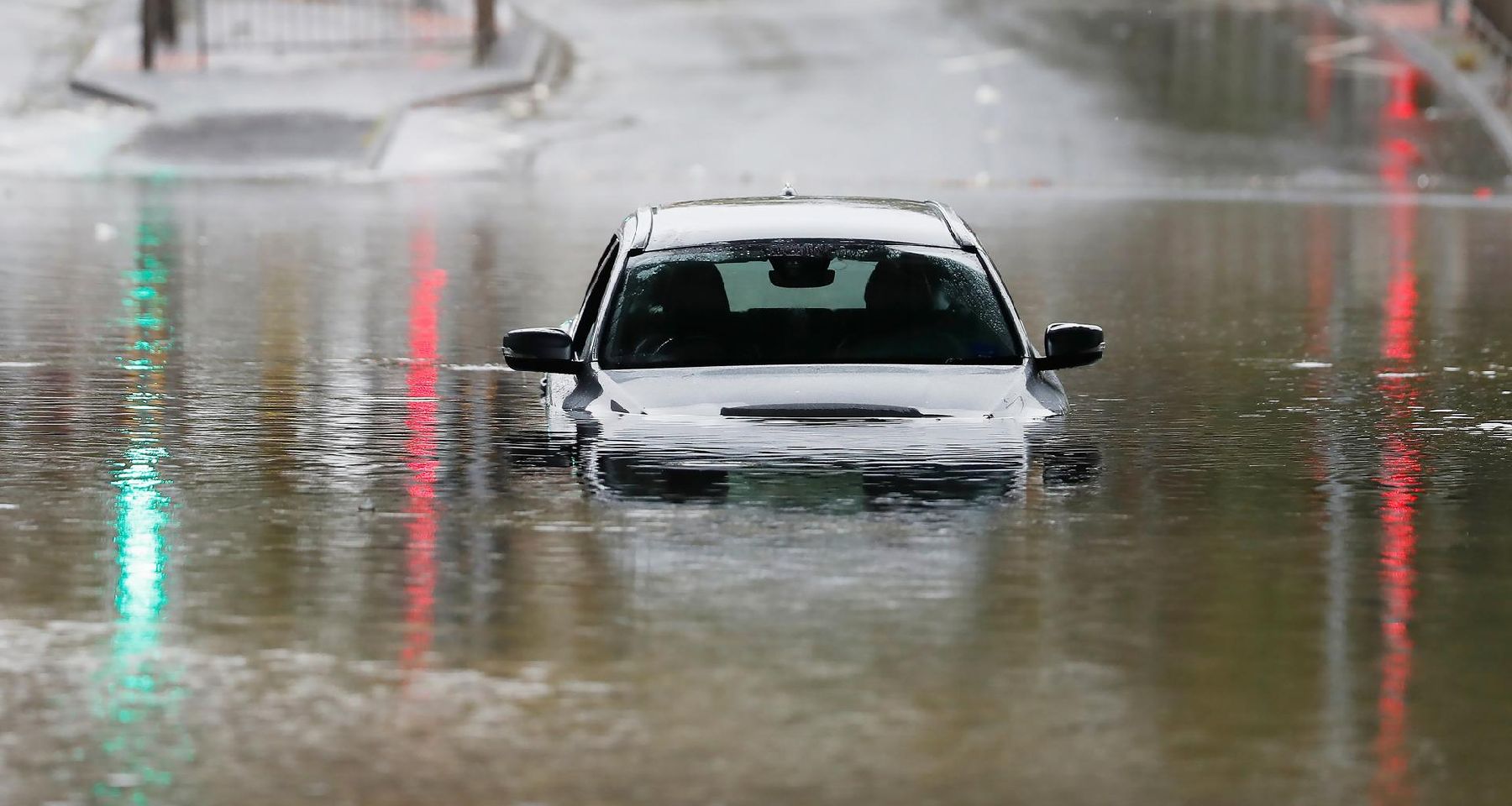 VOITURE INONDÉE : POURQUOI IL NE FAUT SURTOUT PAS REDÉMARRER