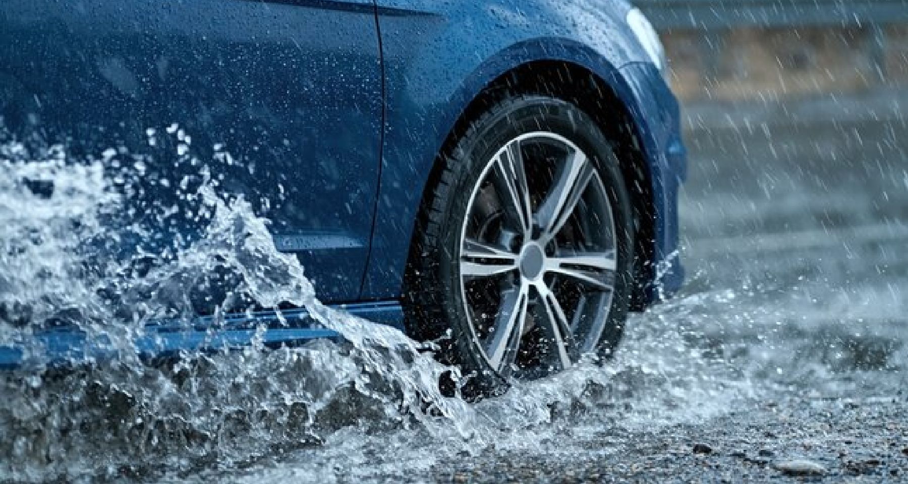 AQUAPLANING : LES BONS RÉFLEXES QUAND LA VOITURE PERD SON ADHÉRENCE