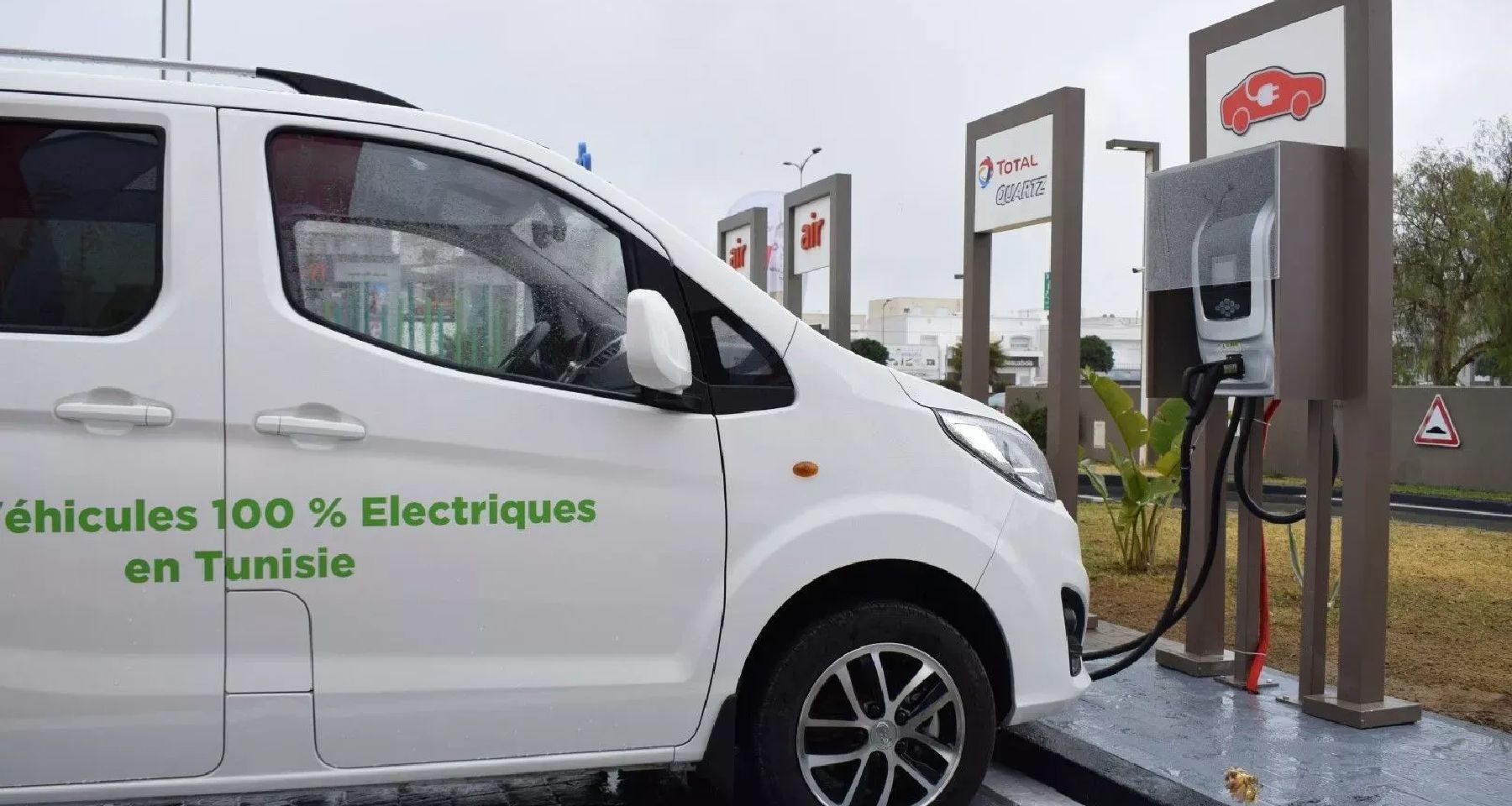 VOITURES ÉLECTRIQUES : DES BORNES DE RECHARGE BIENTÔT OPÉRATIONNELLES