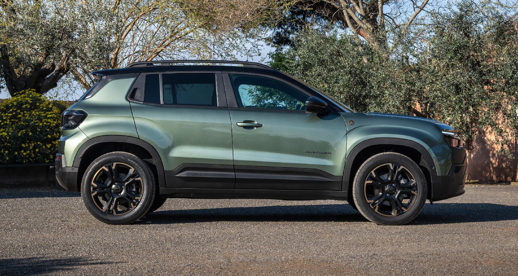 JEEP AVENGER : PLUS DE 290 000 COMMANDES, 60 % ÉLECTRIFIÉES