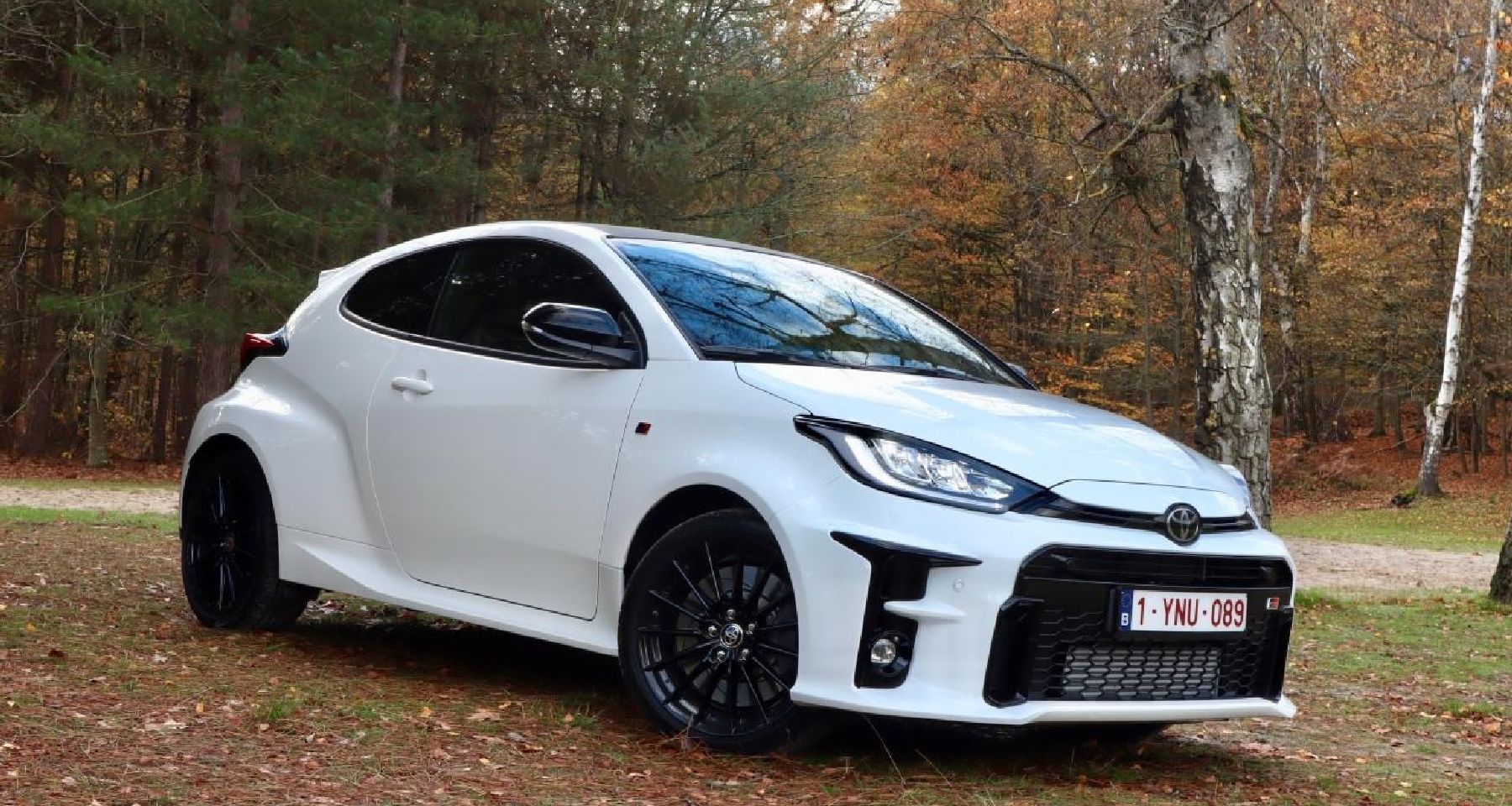 CETTE TOYOTA GR YARIS GÈRE LES PETITES ROUTES SINUEUSES À PLEINE VITESSE ET MÊME SOUS LA PLUIE