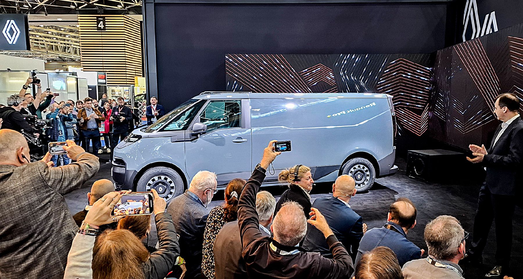 RENAULT TRAFIC E-TECH : ÉLU UTILITAIRE DE L’ANNÉE 2027