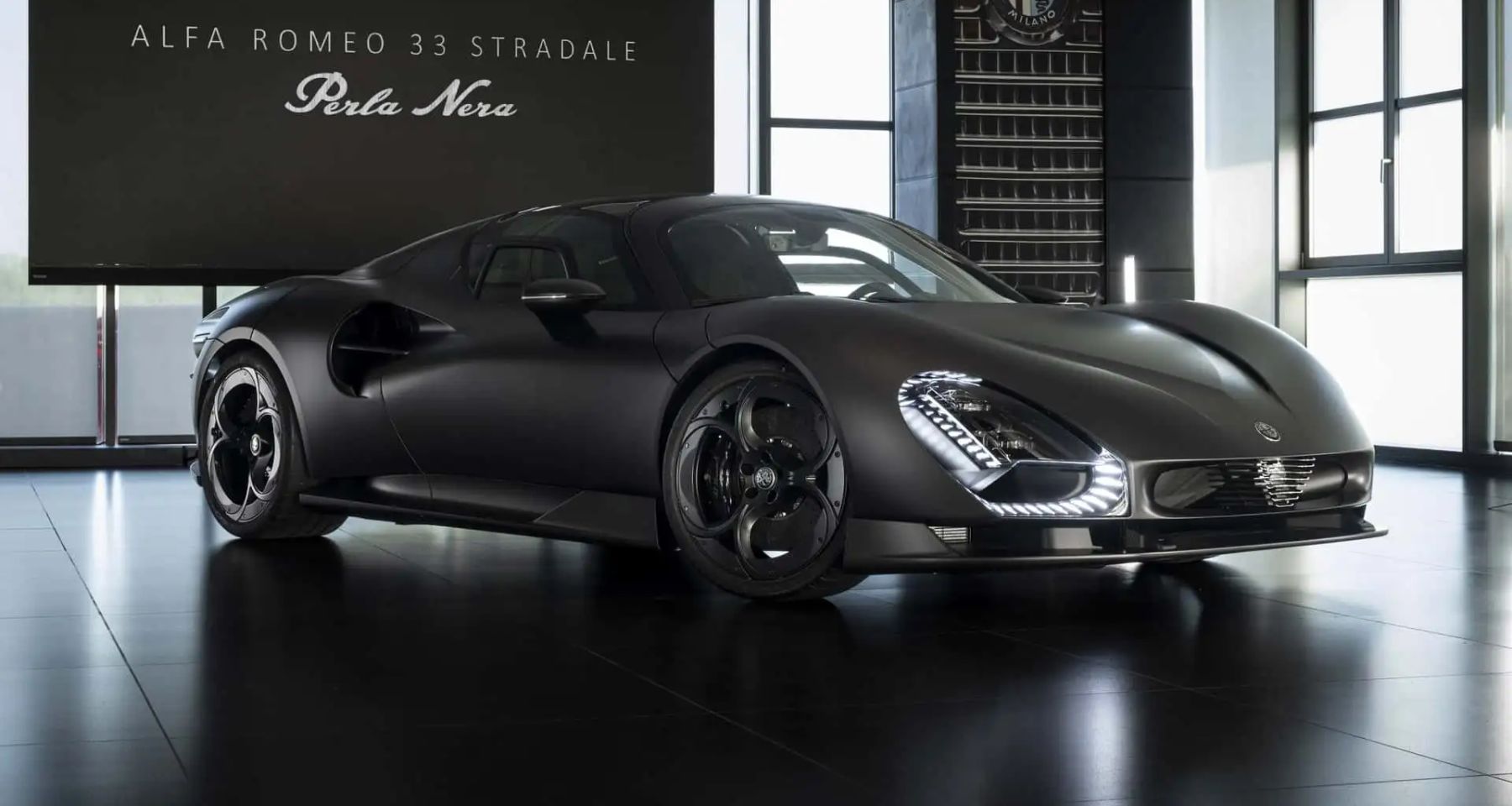 ALFA ROMEO 33 STRADALE PERLA NERA : LE CARBONE À NU