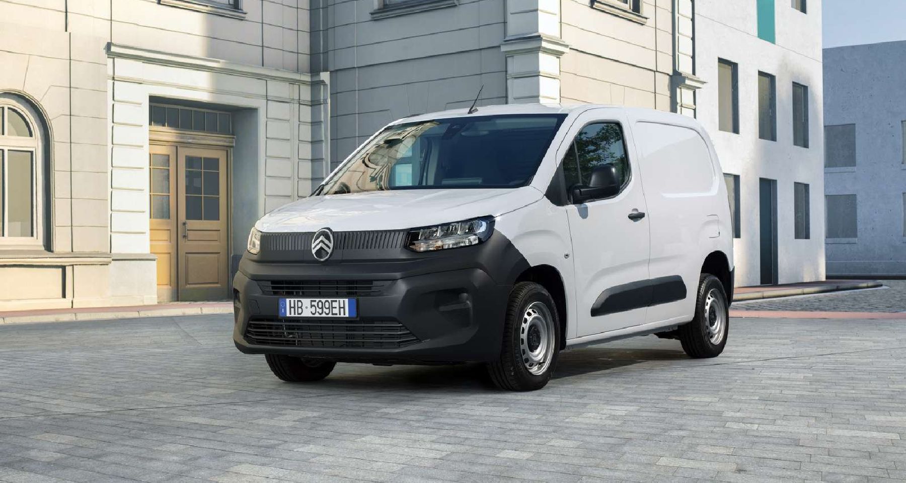 CITROËN BERLINGO VAN FIRST : JUSQU’À 1 TONNE DE CHARGE UTILE